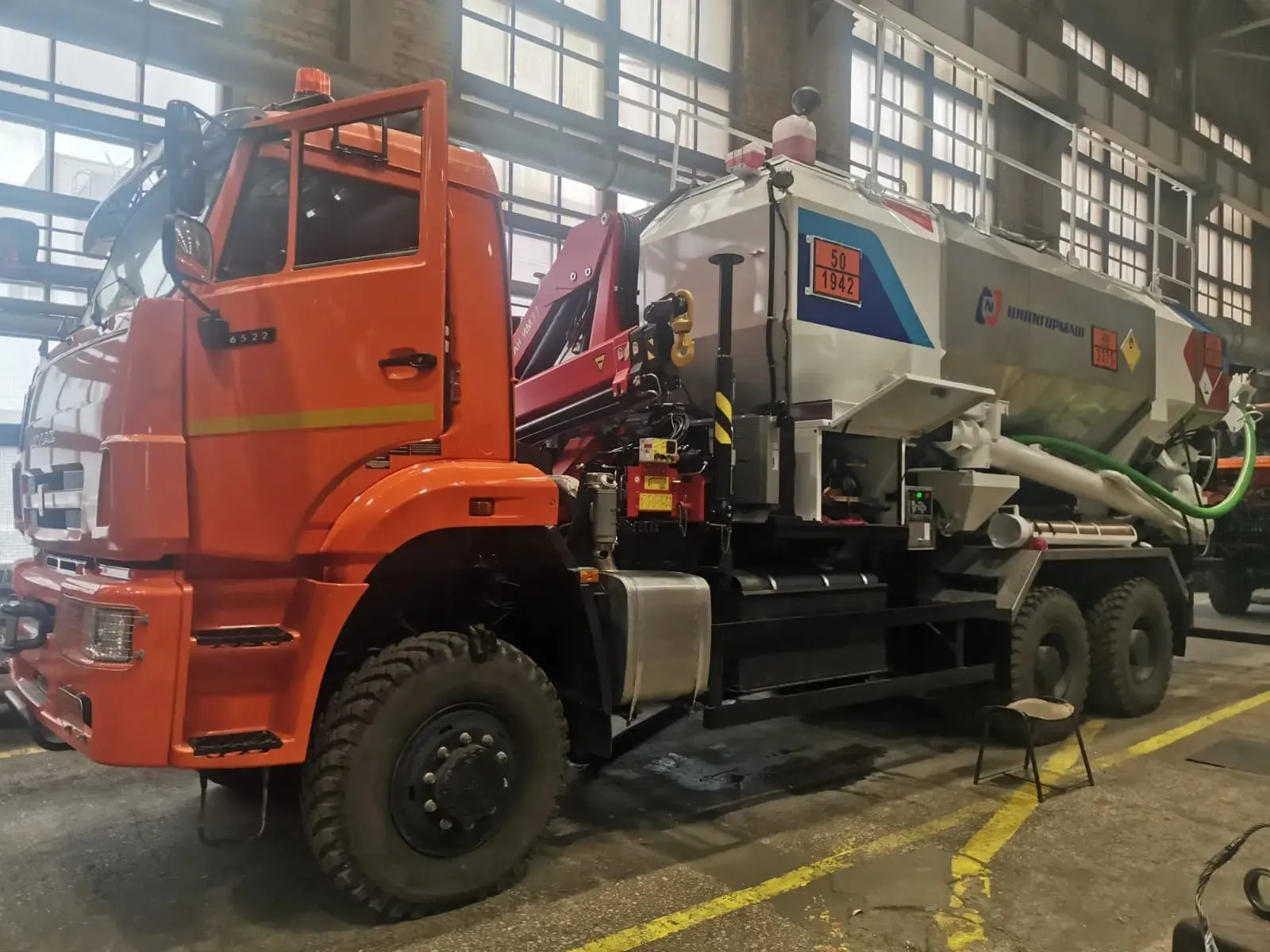Смесительно-зарядная машина МЗУ-14-НПБ с возможностью заряжания скважин смесевыми эмульсионными и гранулированными ВВ в количестве 14 тонн