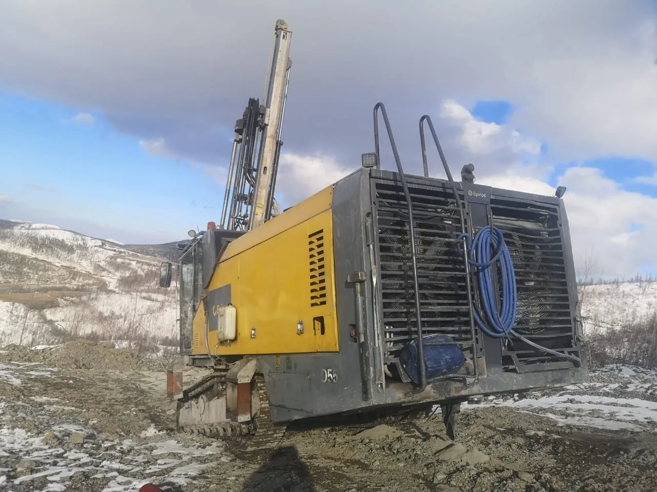 Буровая установка Epiroc работает на открытой местности в условиях зимы.