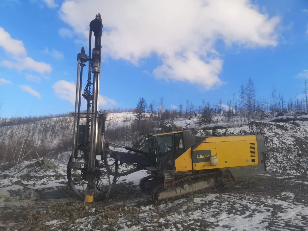 Буровая установка Epiroc с высоким буровым столбом, предназначенная для горных или строительных работ.